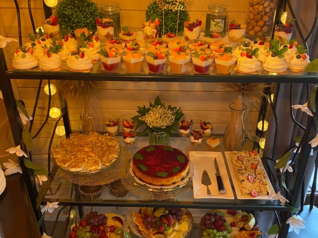 Przyjęcia komunijne, witrynka z ciastem i deserami